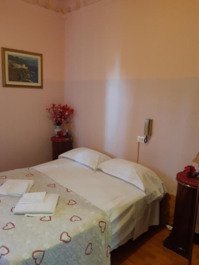 Guest House Elena Genova Eksteriør bilde